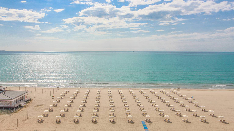 beach-umbrellas-albena-family